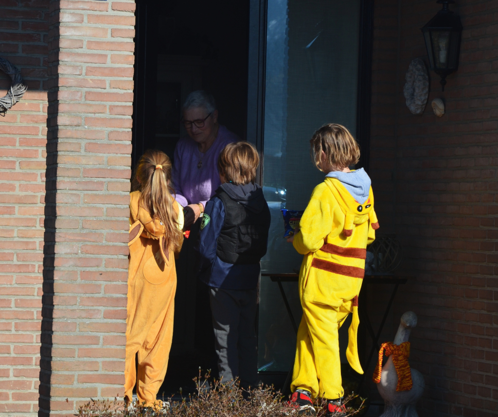 Bedelzangertjes trekken van deur tot deur door Olmen.